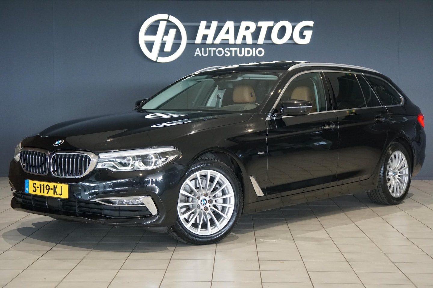 BMW 5-serie Touring - 530i xDrive Executive / ADAPTIEVE DEMPING / PANODAK / CAMERA / DODEHOEKDETECTIE / DEALER O - AutoWereld.nl