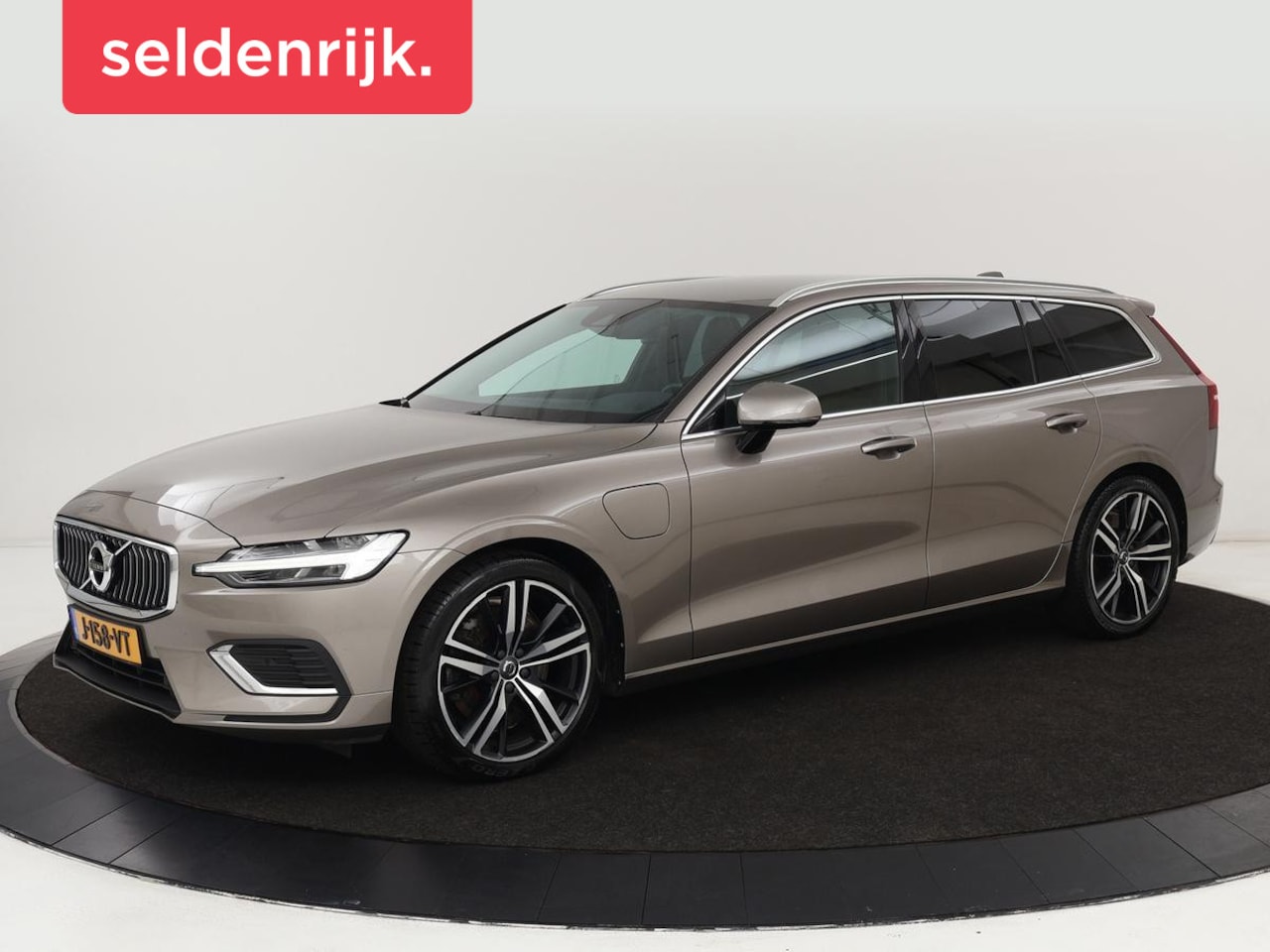 Volvo V60 - 2.0 T6 Recharge AWD Business Pro | Leder | Trekhaak | Stoel & stuurverwarming | Camera | A - AutoWereld.nl