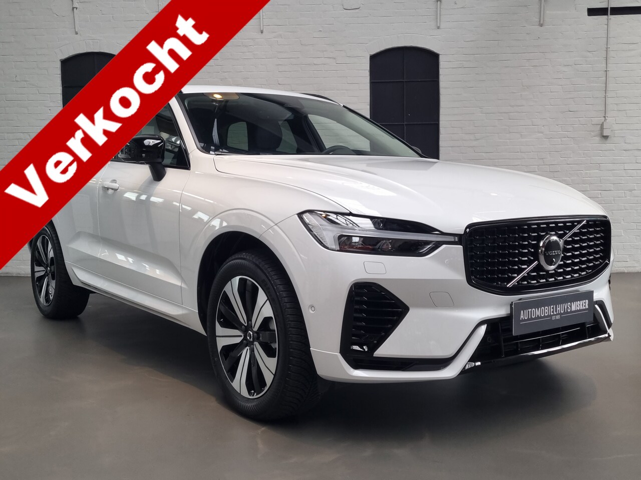 Volvo XC60 - 2.0 T6 Plug-in hybrid AWD Plus Dark PANO / 360 CAMERA / LEER / STUUR EN STOELVERWARMING - AutoWereld.nl
