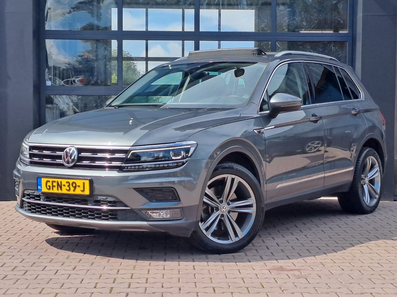 Volkswagen Tiguan - 2.0 TSI 4Motion Highline Business R | ACC | LED | Pano | Stoelverwarming | Virutal | Pano - AutoWereld.nl