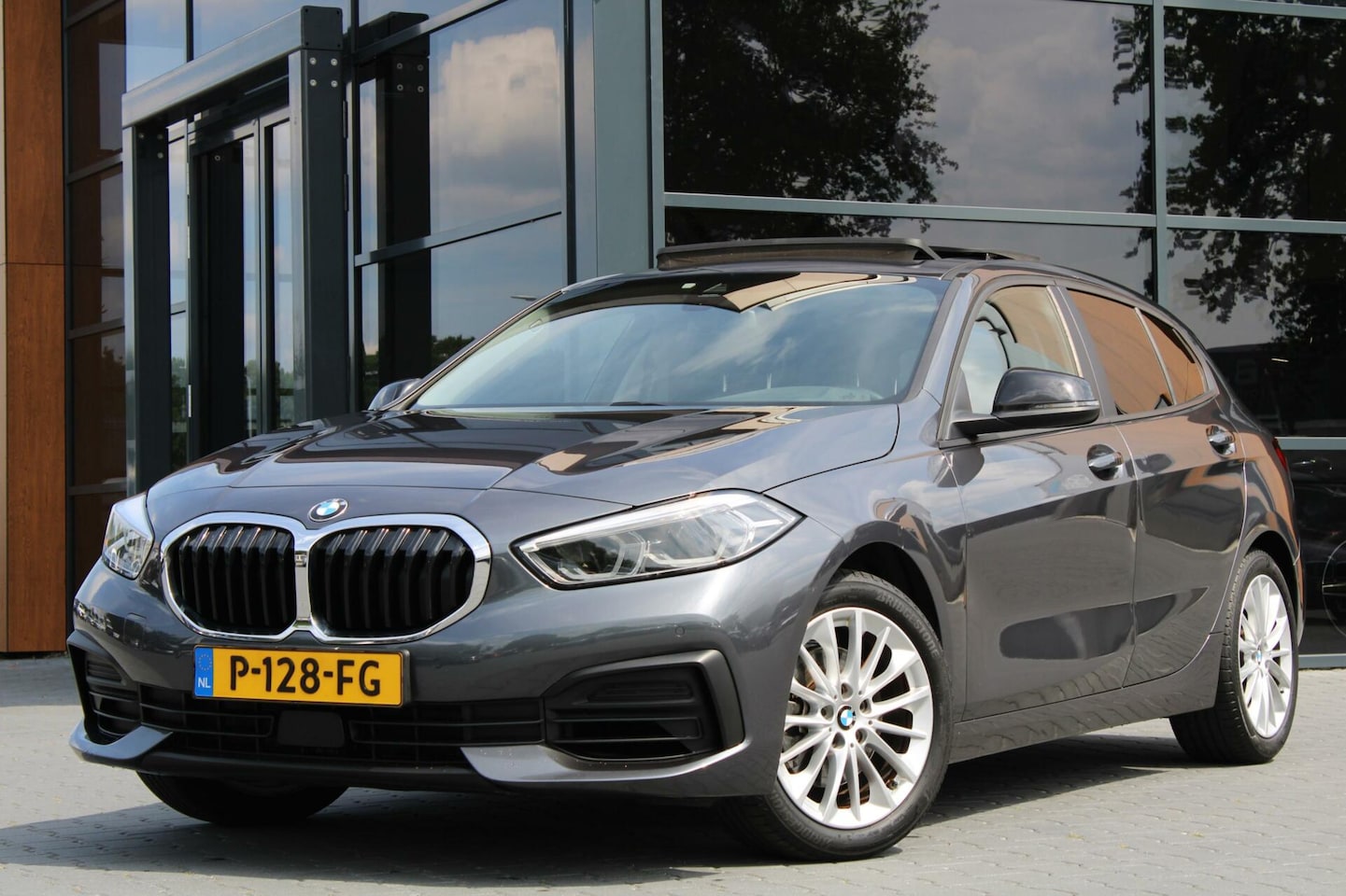BMW 1-serie - 116i Automaat | Pano | PDC | Navigatie - AutoWereld.nl