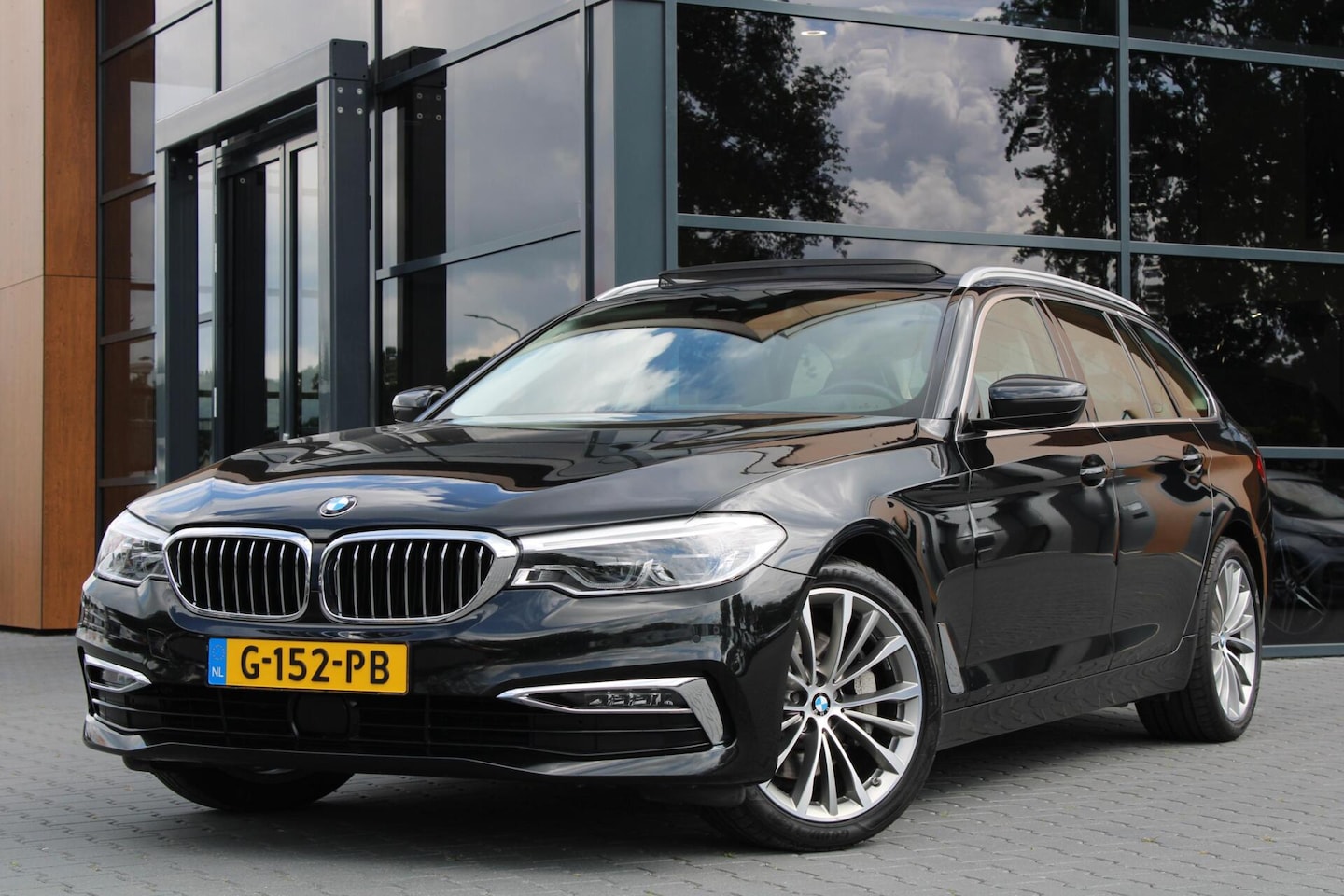 BMW 5-serie Touring - 530i High Executive Edition | Pano | Trekhaak - AutoWereld.nl