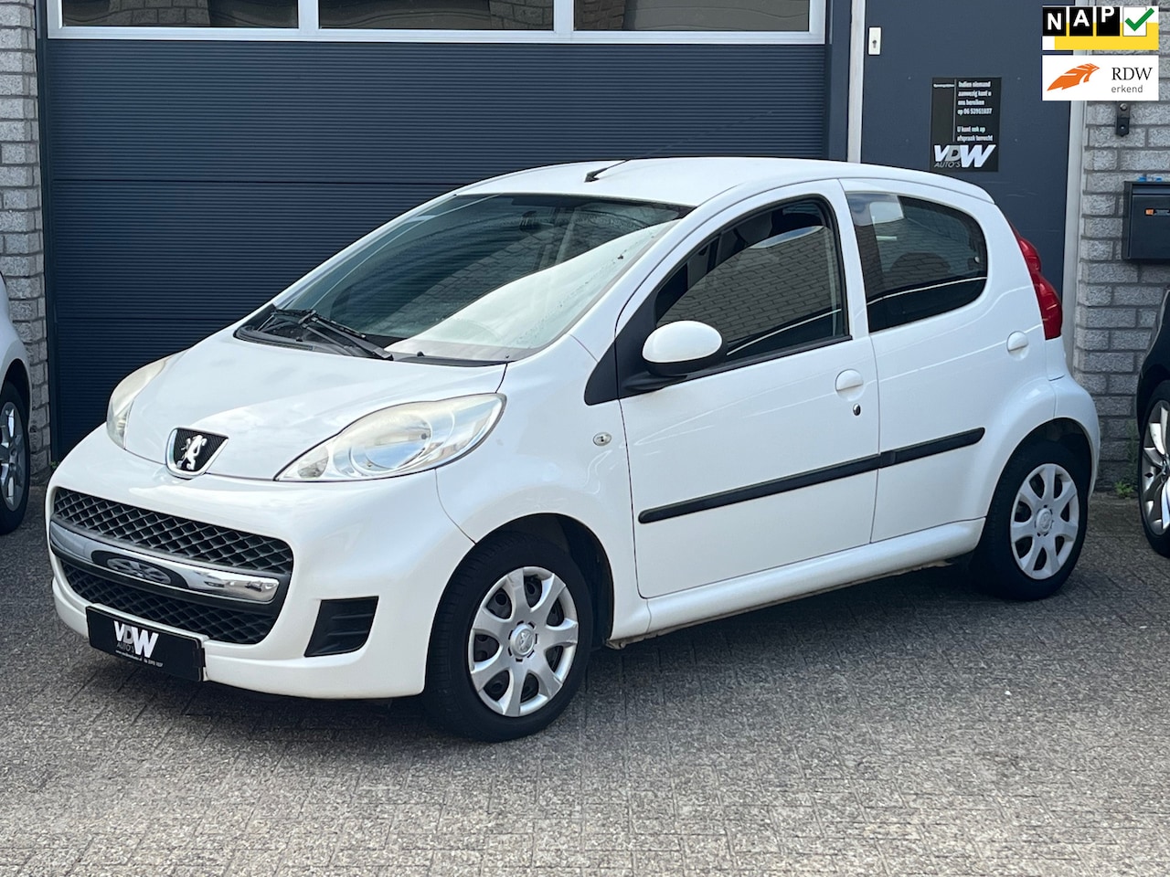 Peugeot 107 - 1.0-12V XS NL auto airco el pakket 5 deurs - AutoWereld.nl