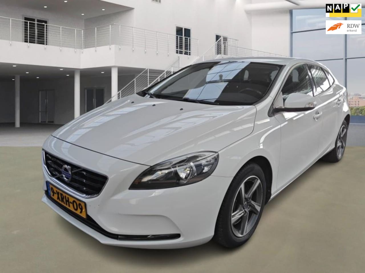 Volvo V40 - 2.0 D4 Kinetic Business EXPORT - AutoWereld.nl