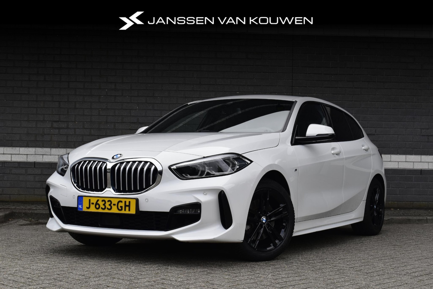 BMW 1-serie - 118i High Executive / M-Sport / Automaat / Stuur+Stoelverwarming / Trekhaak / Navigatie - AutoWereld.nl