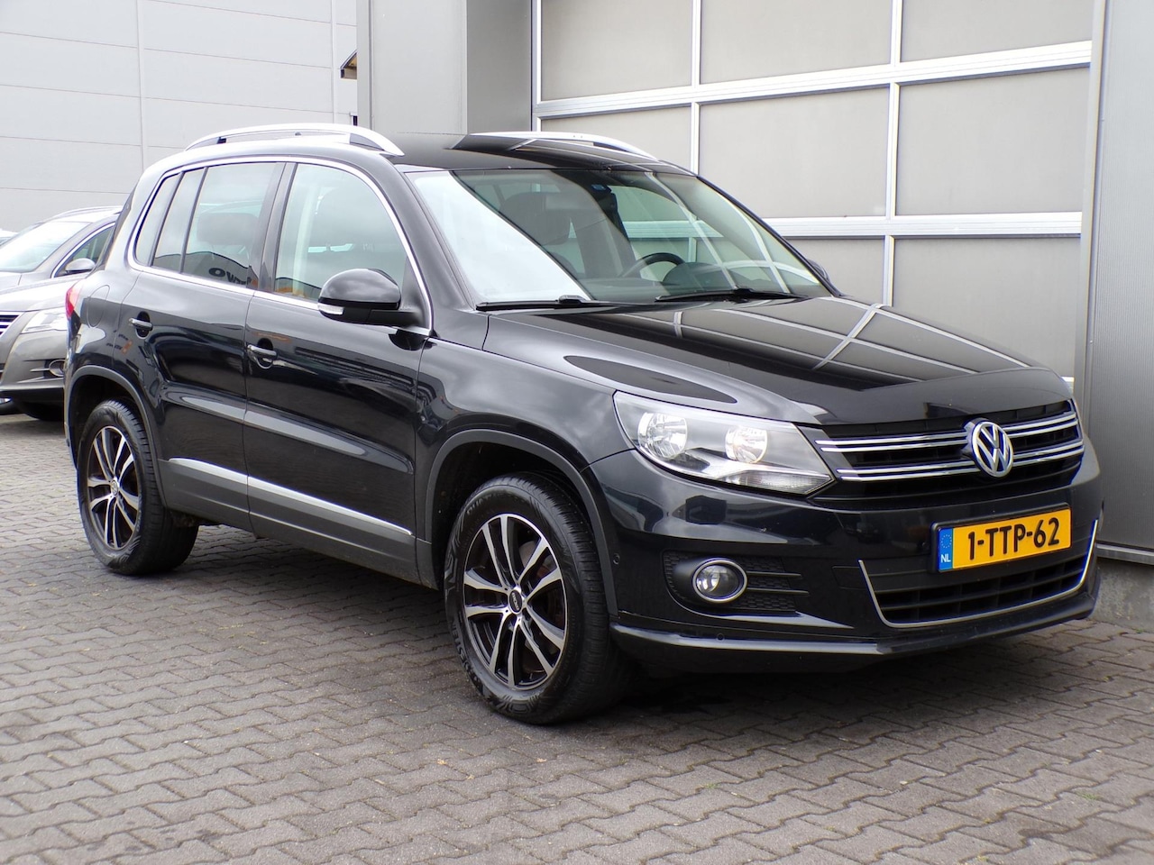Volkswagen Tiguan - 2.0 TDI Sport&Style|Cruise|Navi|Trekh.|PDC - AutoWereld.nl