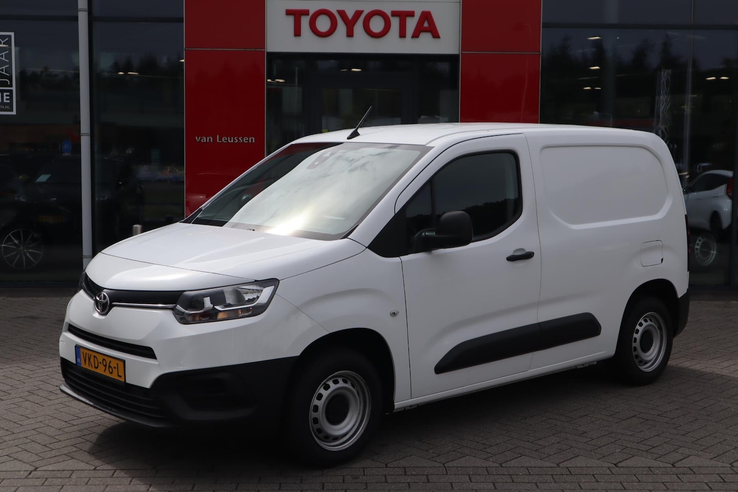 Toyota ProAce City - 1.5 D-4D COOL COMFORT AIRCO CRUISE BLUETOOTH LAT-OM-LAT NL-AUTO - AutoWereld.nl