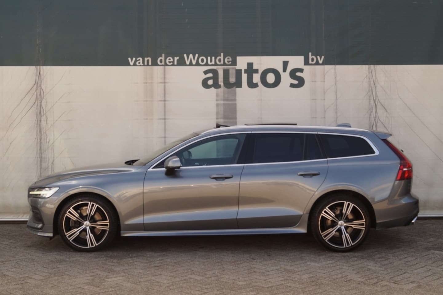 Volvo V60 - 2.0 T5 250pk Automaat Momentum -PANO-LEER-CAM- - AutoWereld.nl