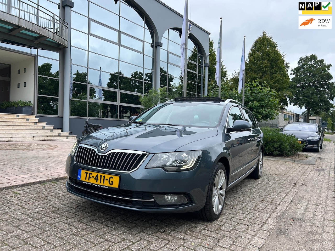 Skoda Superb Combi - 2.0 TDI Elegance aut DSG ,panorama,leer - AutoWereld.nl