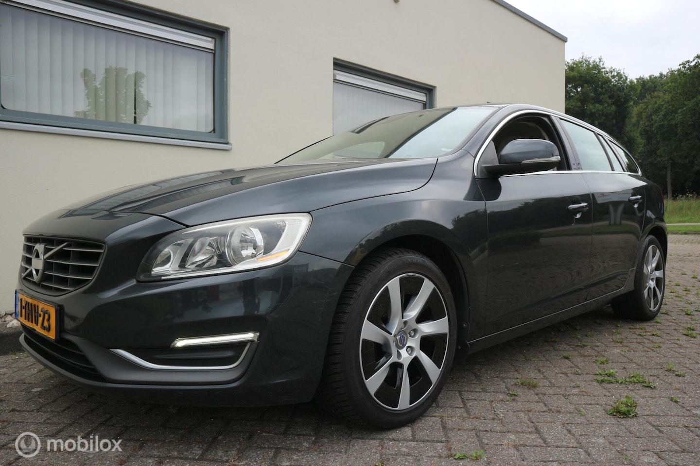 Volvo V60 - 2.0 D4 180pk Summum LEDER/NAVIGATIE/LMV - AutoWereld.nl