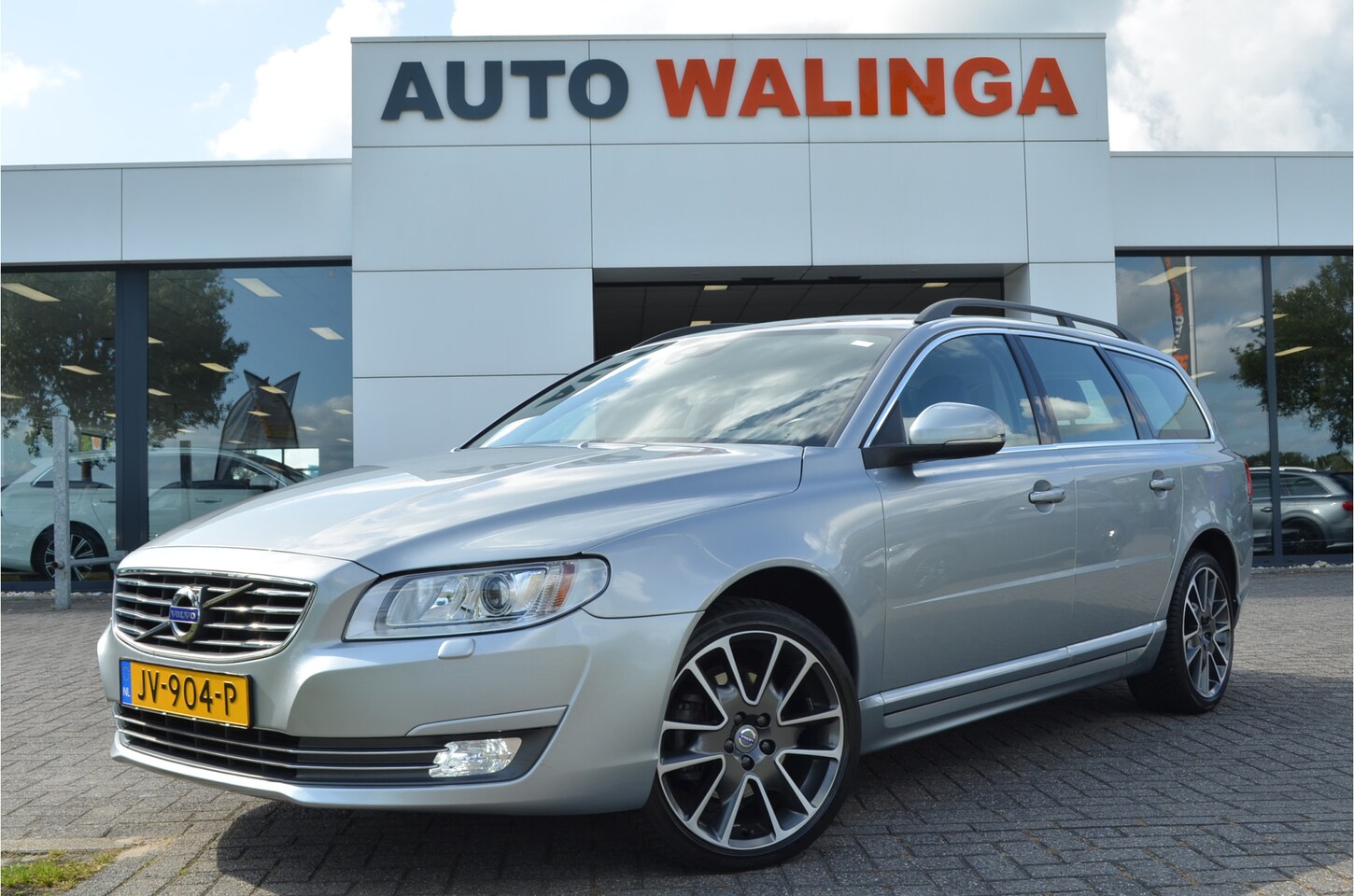 Volvo V70 - 2.0 D3 Polar+ Leer | Xenon | PDC | Stoelverwarming | Trekhaak | Voorruitverwarming | Autom - AutoWereld.nl