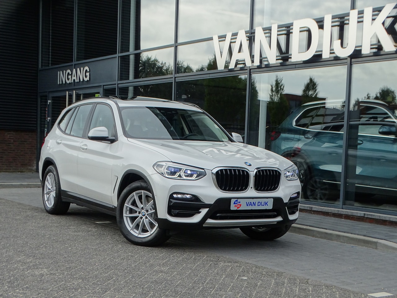 BMW X3 - xDrive30e Elek-Trekhaak Pano.dak Head-Up Elek.Stoelen Driv.Ass. Park.plus Sportstoelen 18' - AutoWereld.nl