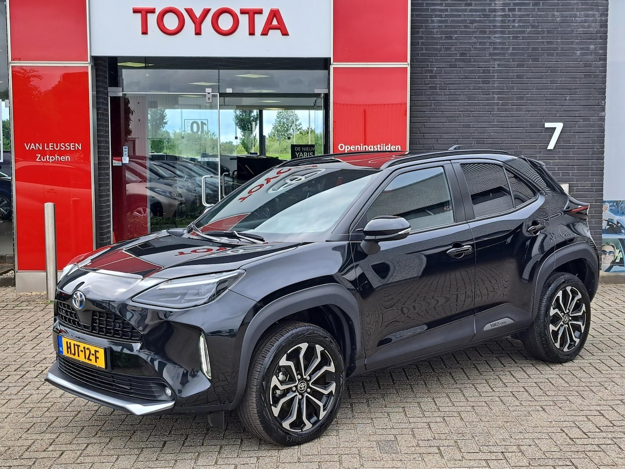 Toyota Yaris Cross - 1.5 HYBRID DYNAMIC UNIEK! APPLE/ANDROID STOELVERW. NAVI P-SENSOREN PARKEERCAMERA LM-VELGEN - AutoWereld.nl