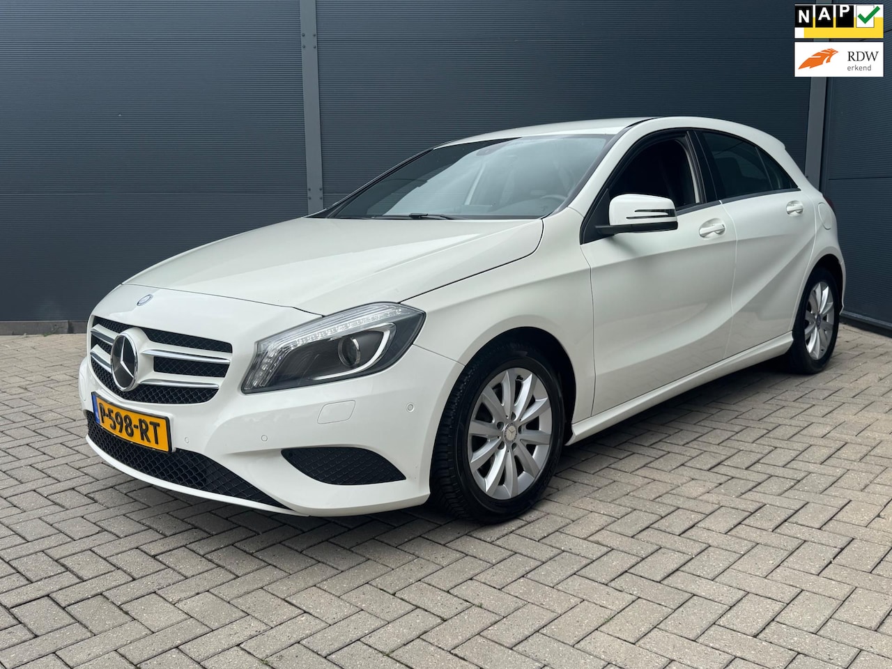 Mercedes-Benz A-klasse - 180 Ambition / Navi / Pdc / Led - AutoWereld.nl