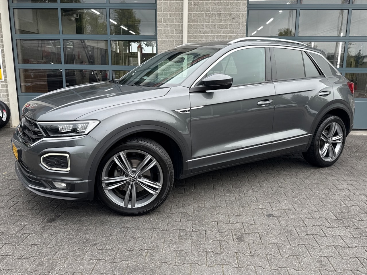 Volkswagen T-Roc - 1.5 TSI Sport Business R-LINE | - AutoWereld.nl