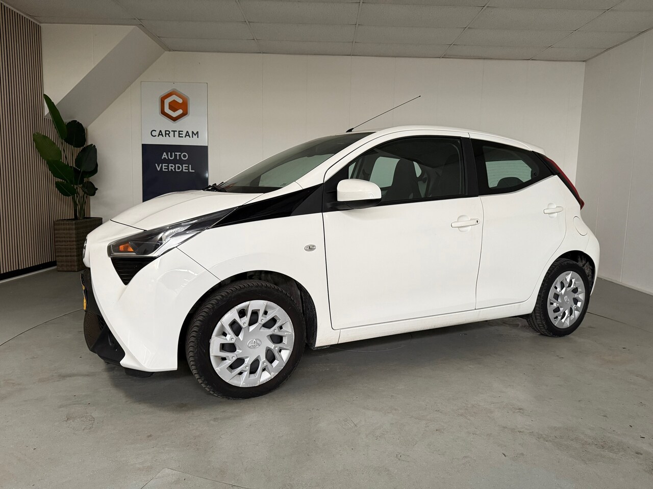 Toyota Aygo - 1.0 VVT-i x-play limited Airco, Navigatie. Rechts lichte dorpelschade - AutoWereld.nl