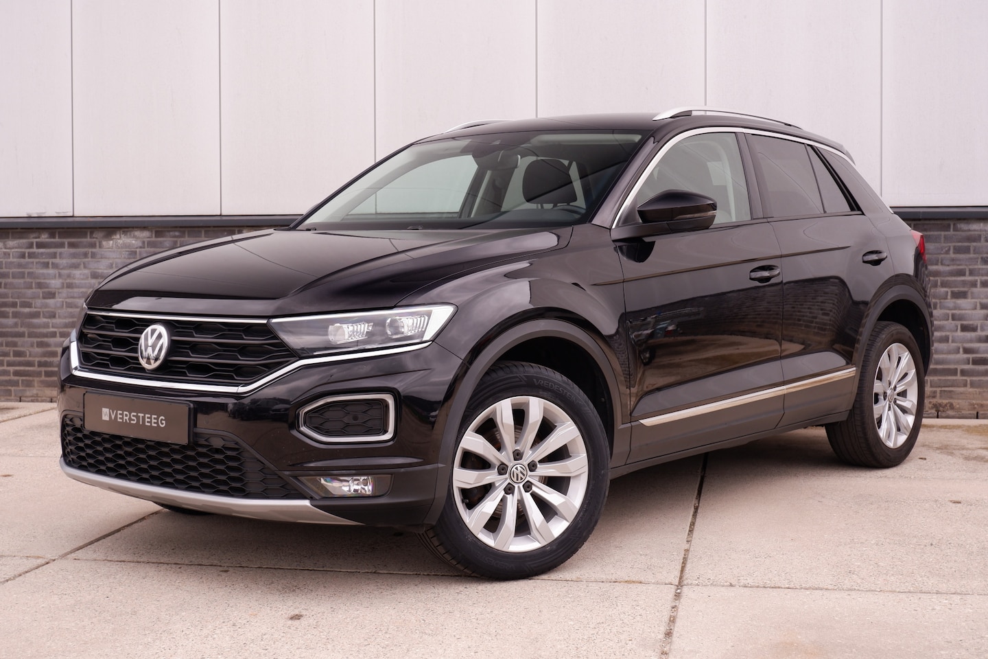Volkswagen T-Roc - 1.5 TSI Sport | LED | Trekhaak | Carplay | Camera | PDC - AutoWereld.nl