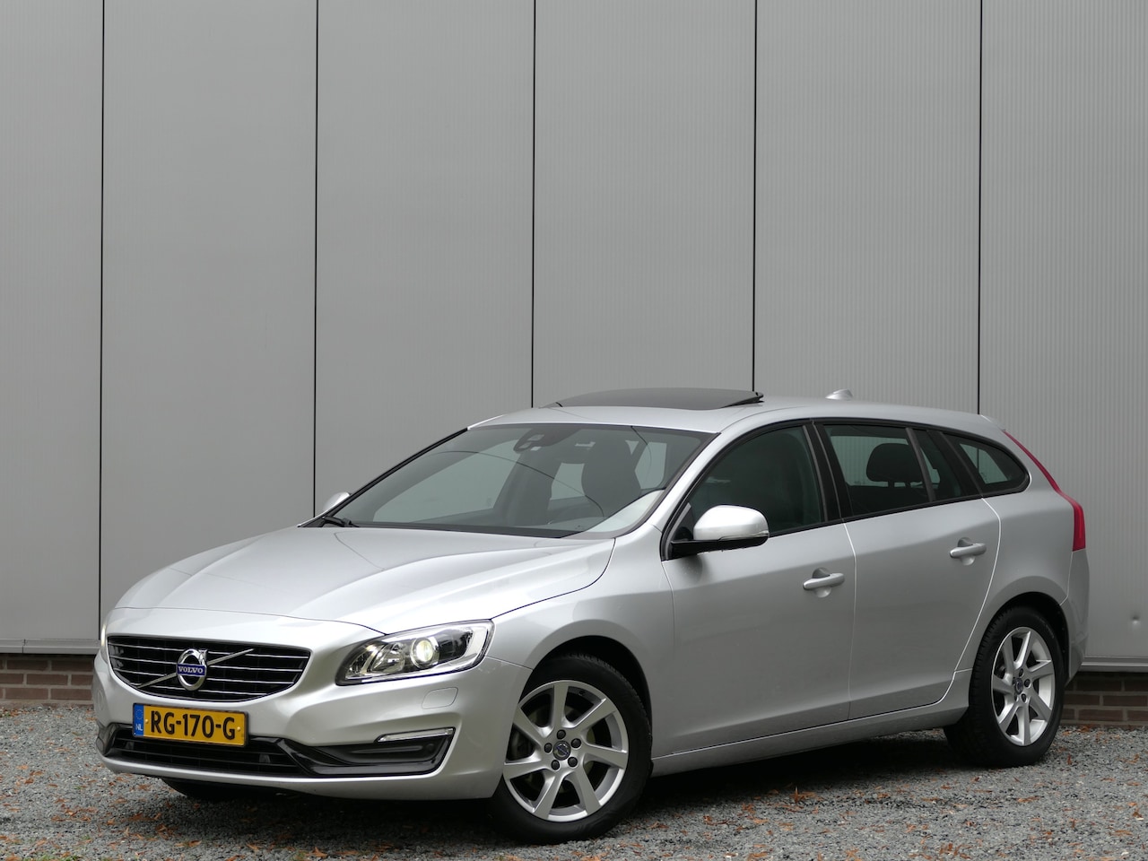 Volvo V60 - T2 AUT Polar+ Dynamic 12 MND garantie Schuifdak / DAB+ / Sportleer / Trekhaak - AutoWereld.nl