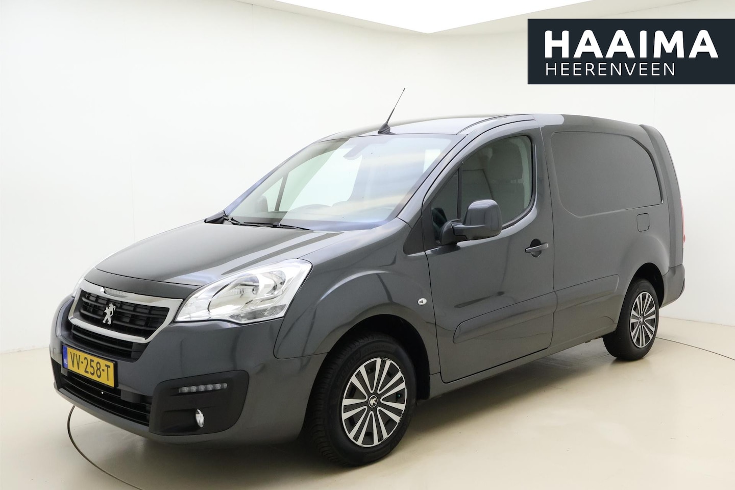 Peugeot Partner - 122 1.6 BlueHDi 100 L2 Première S&S | Navigatie | Airco | Cruise Control | Parkeersensoren - AutoWereld.nl