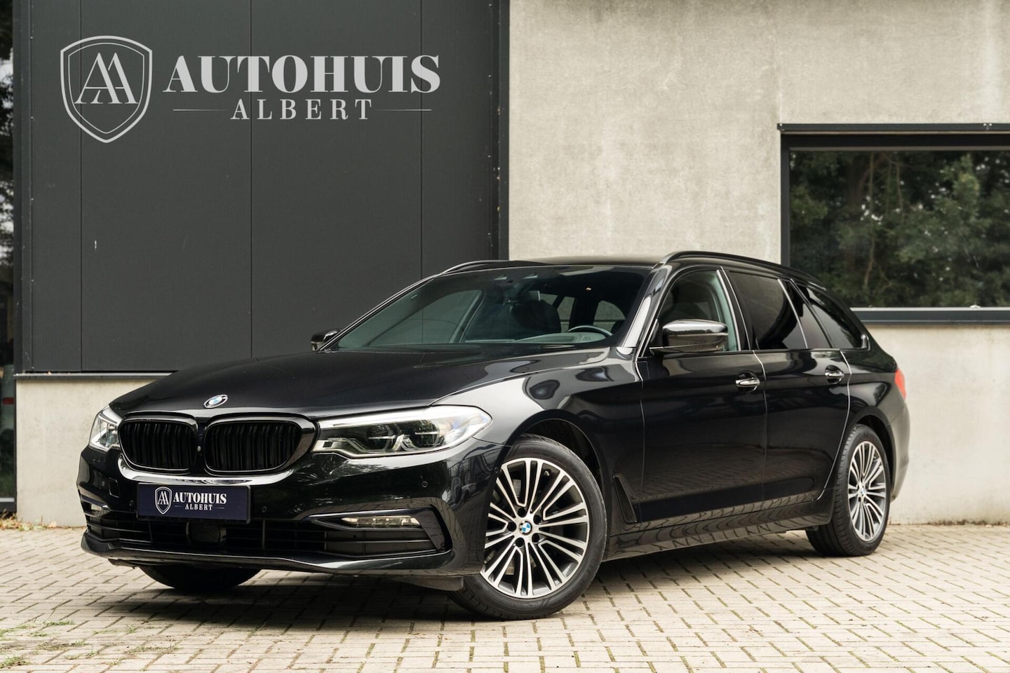 BMW 5-serie Touring - 530i xDrive Pano Sft. Close 360c Trekhaak - AutoWereld.nl