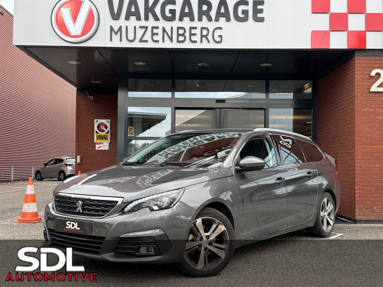 Peugeot 308 SW - 1.2 PureTech Blue Lease Allure // NAVI // CAMERA // CRUISE // CLIMA // TREKHAAK!! - AutoWereld.nl