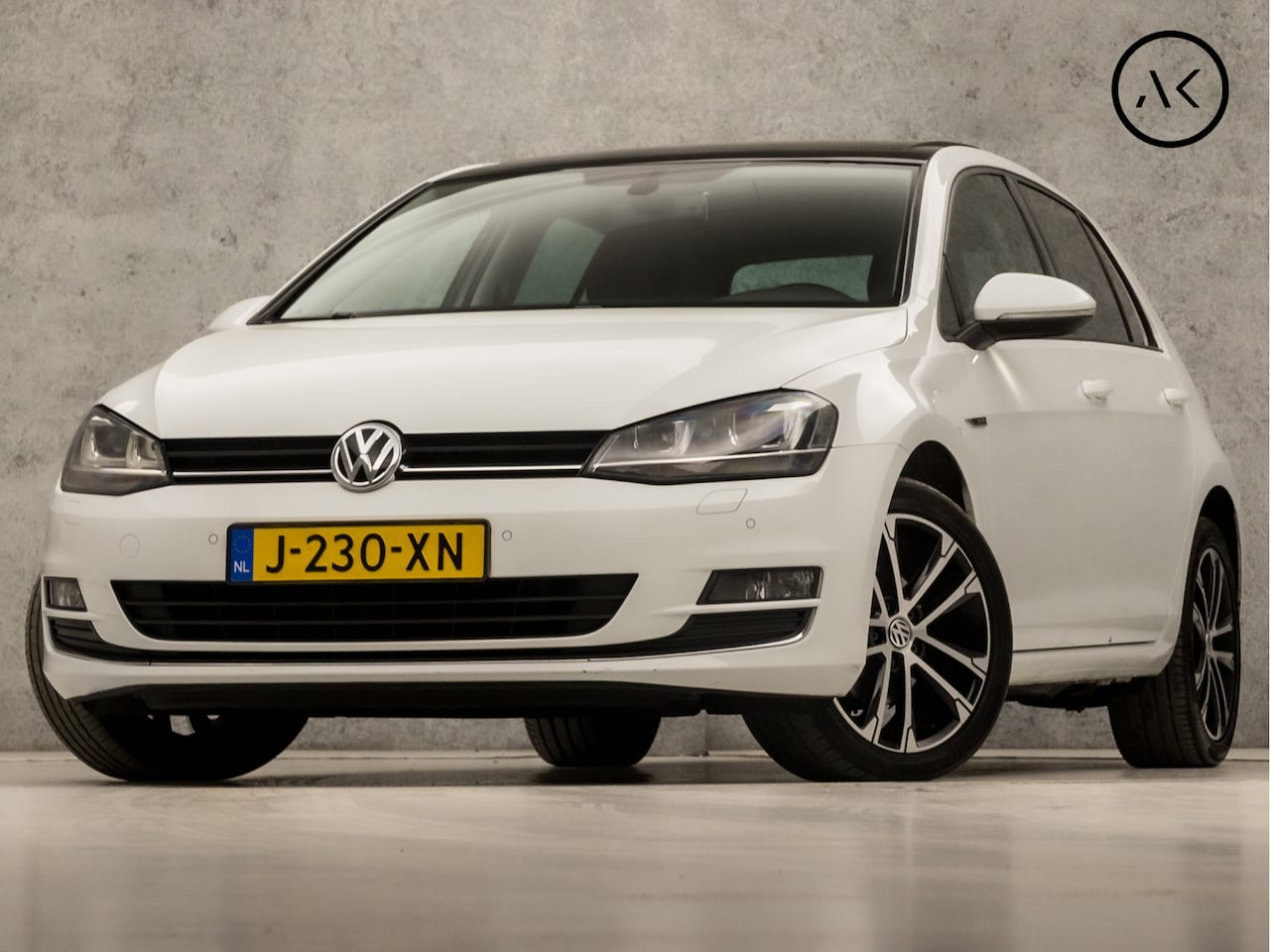 Volkswagen Golf - 1.2 TSI R Sport (SCHUIFDAK, NAVIGATIE, CLIMATE, STUUR/STOELVERWARMING, XENON, SPORTSTOELEN - AutoWereld.nl