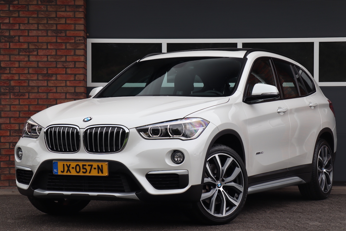 BMW X1 - sDrive20i Centennial Executive Pano, Head-up, Trekhaak - AutoWereld.nl