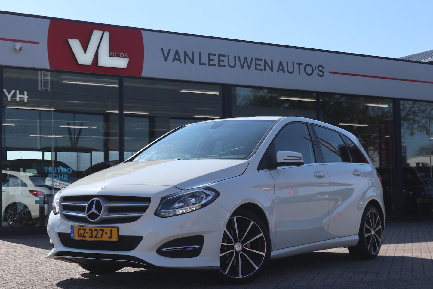Mercedes-Benz B-klasse - 180 Ambition | Stoelverwarming | Trekhaak | Half leder - AutoWereld.nl