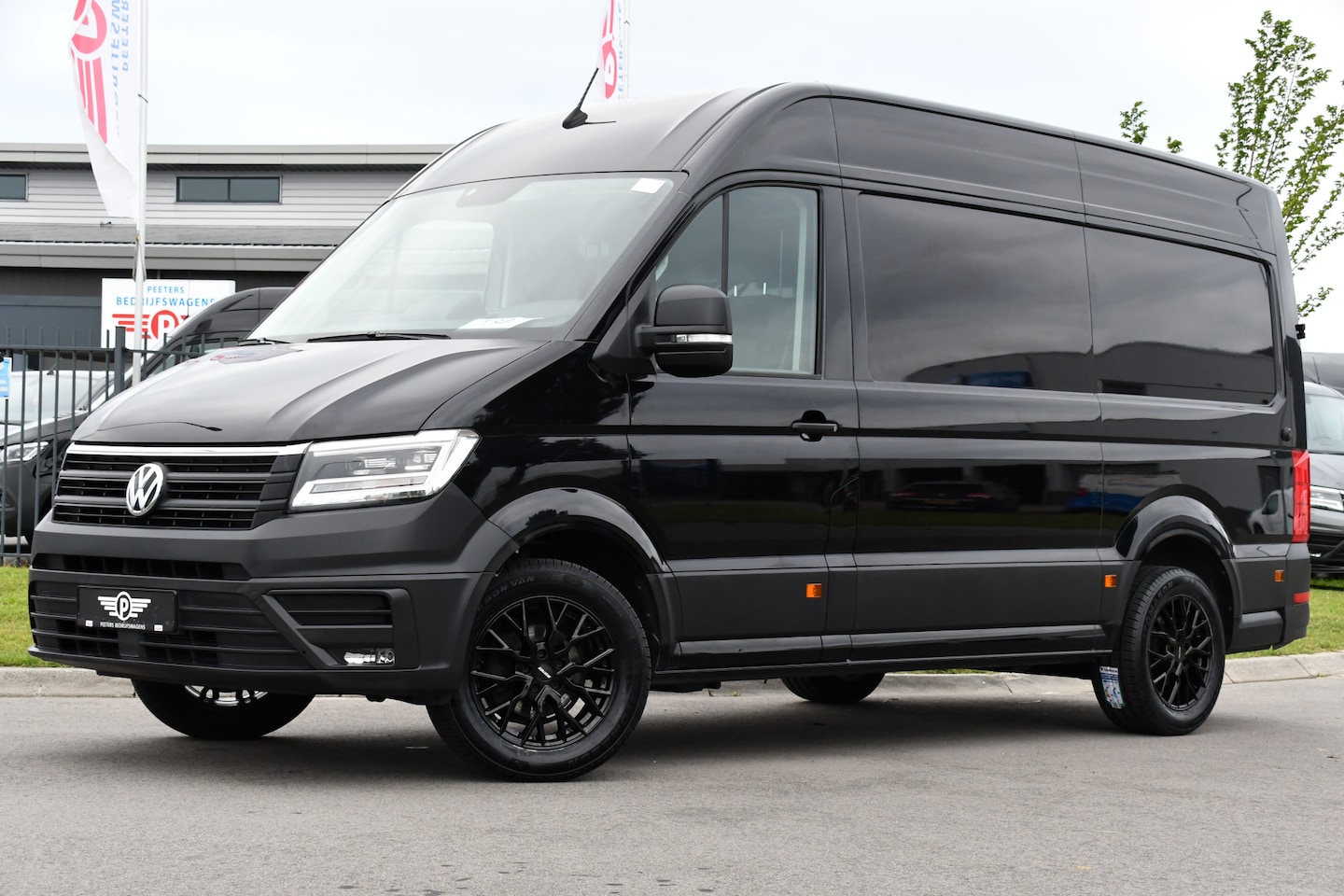 Volkswagen Crafter - 35 2.0 TDI L3H3 Black Edition Cruise, Camera, Carplay, 177PK, Automaat, Sensoren, Multimed - AutoWereld.nl
