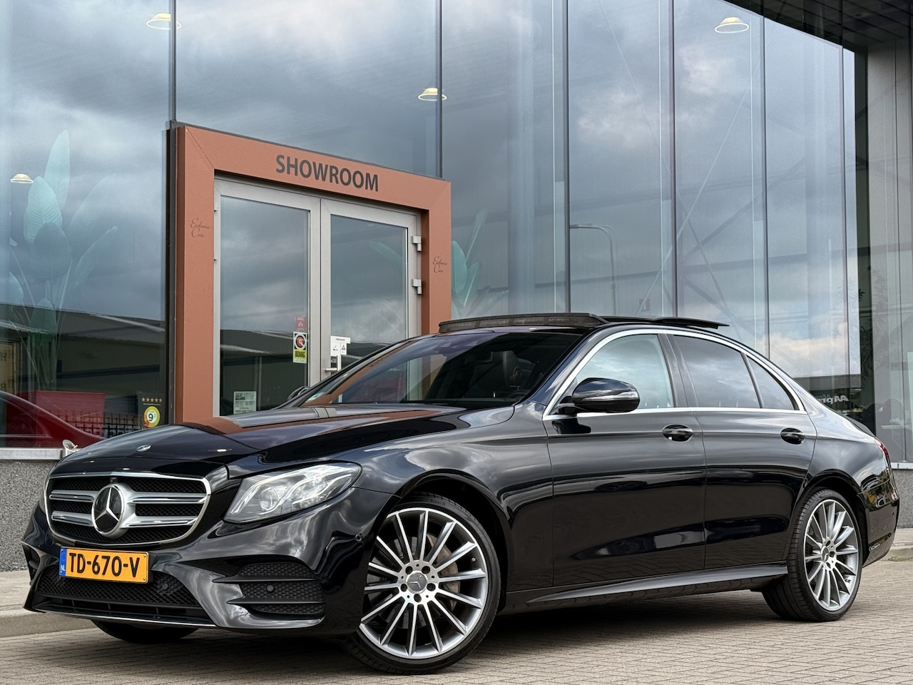 Mercedes-Benz E-klasse - 200 Premium Plus Designo | AMG | Pano | Burmester | 360 Camera | Leder | - AutoWereld.nl