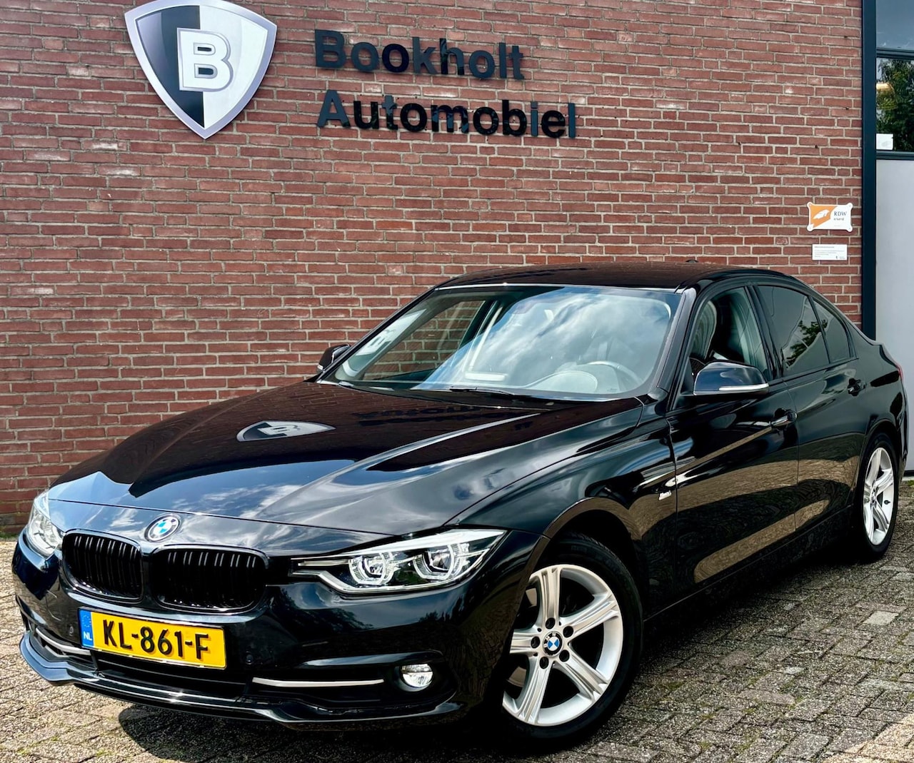 BMW 3-serie - 318i Sport Line, LED, Navi, M-grille, Sportstoelen, 17" - AutoWereld.nl
