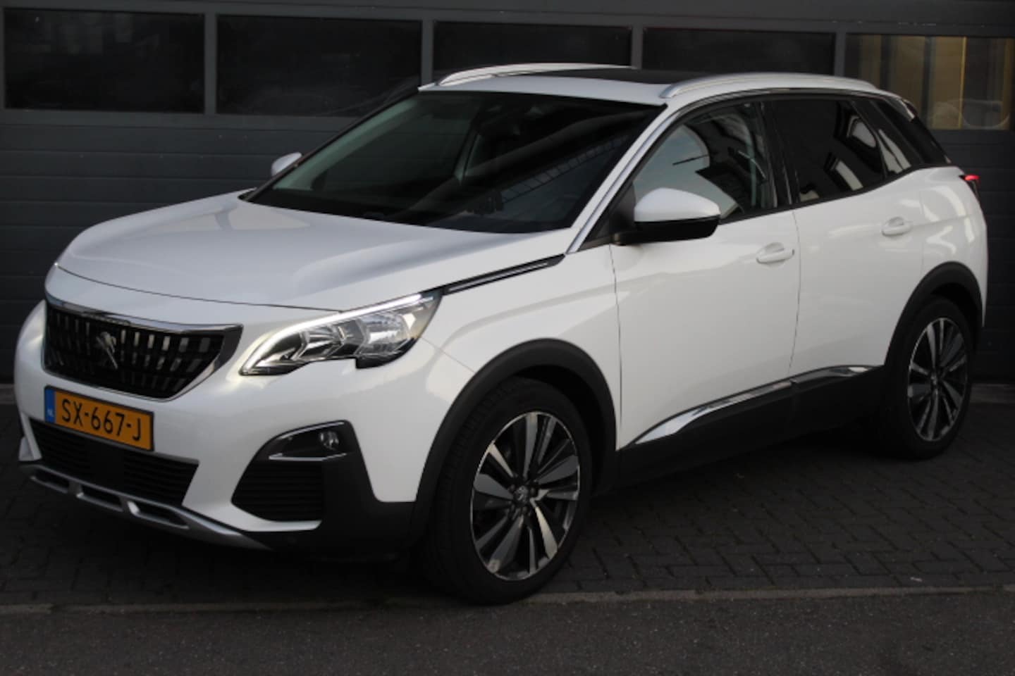 Peugeot 3008 - 1.2 PureTech Allure Panoramadak, Cruise, Climate control, electr. Achterklep, Lage kms! - AutoWereld.nl