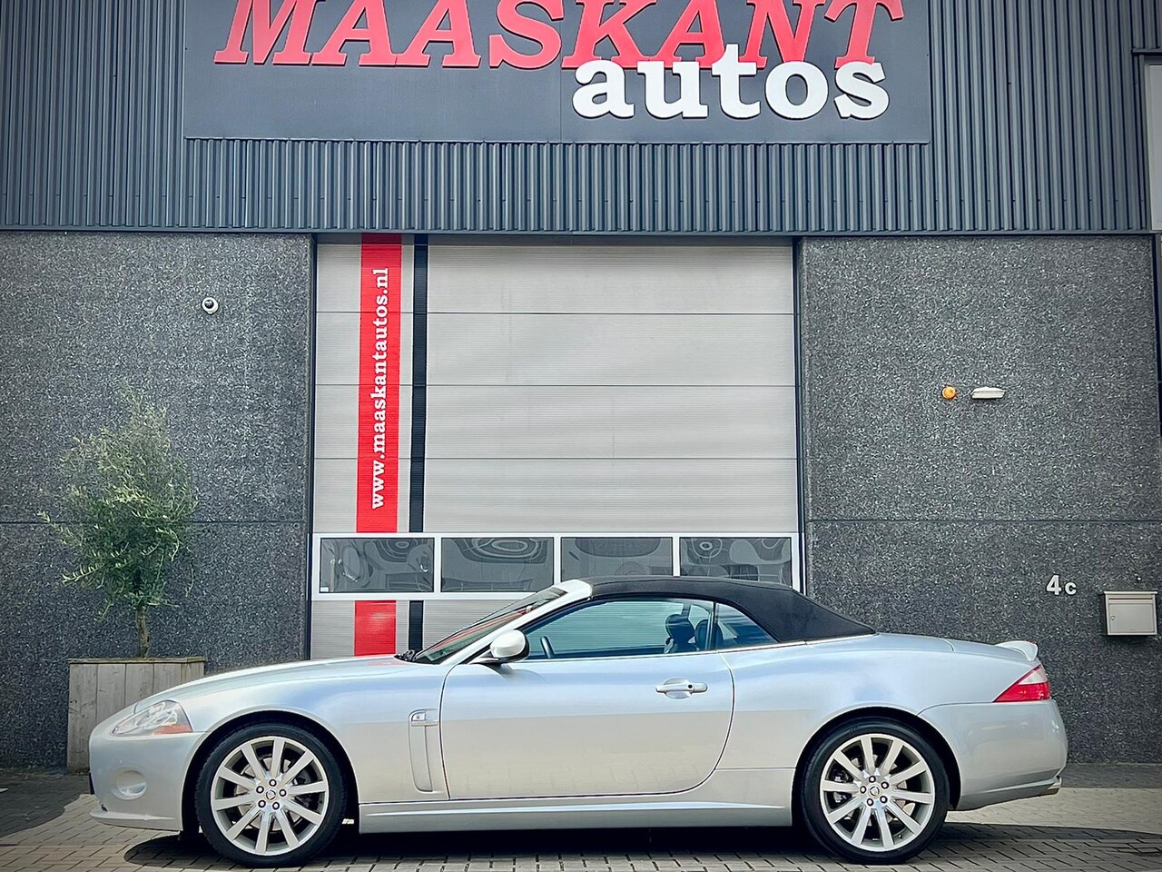 Jaguar XK - 4.2 Convertible / Liquid silver / Softgrain leather / Carelia wheels / Only 99390km / JUST - AutoWereld.nl