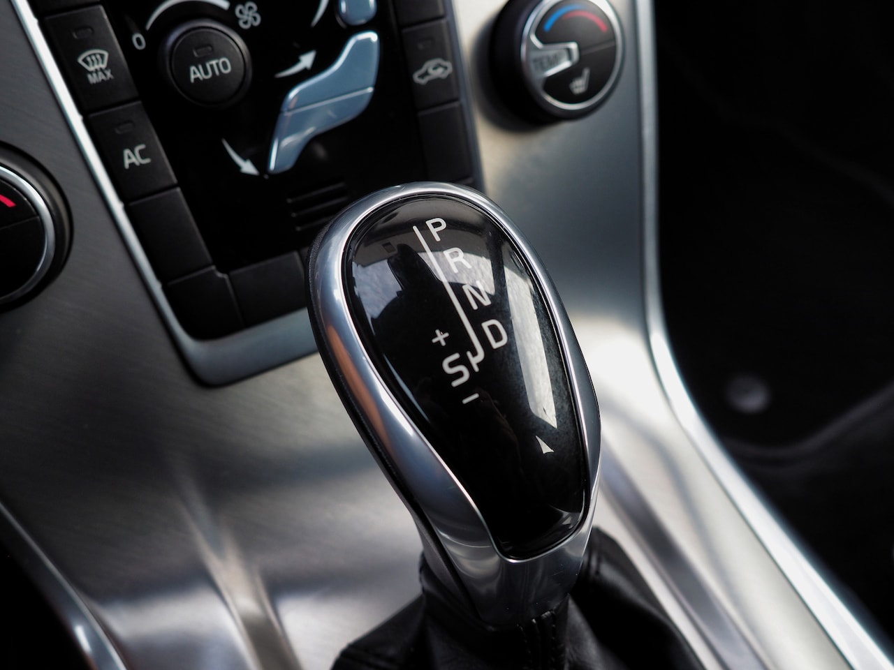 Volvo V70 - 1.6 T4 Nordic+ LEDER STANDKACHEL TREKH. CLIMA