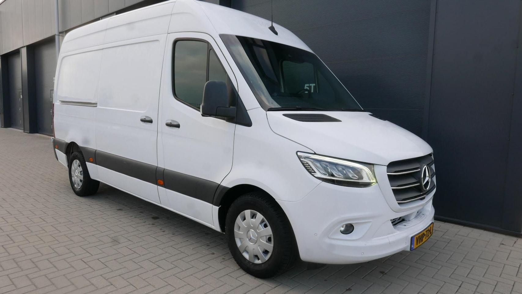 Mercedes-Benz Sprinter - 319 3.0 CDI 190 PK V6 L2 H2 EURO VI-D AUT,NAVI,XENON,TREKHAAK. - AutoWereld.nl