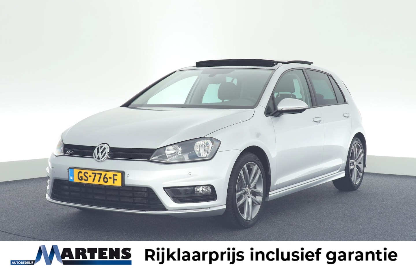 Volkswagen Golf - 1.2 TSI 110pk DSG R-Line Highline Camera Stoelverwarming Navigatie Panoramadak - AutoWereld.nl