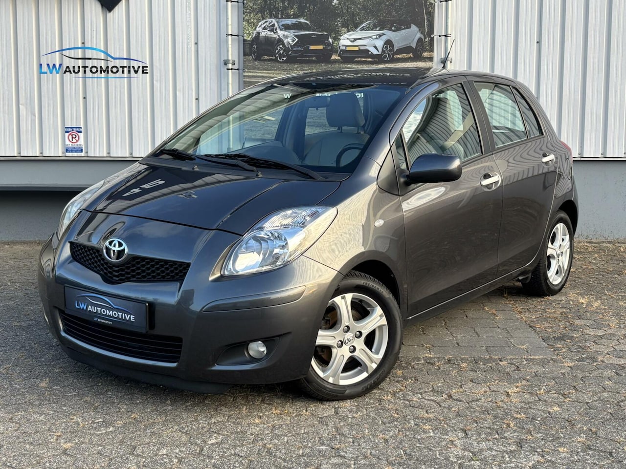 Toyota Yaris - 1.3 VVTi Dynamic Limited | 4-cilinder | Airco | Lederen bekleding - AutoWereld.nl