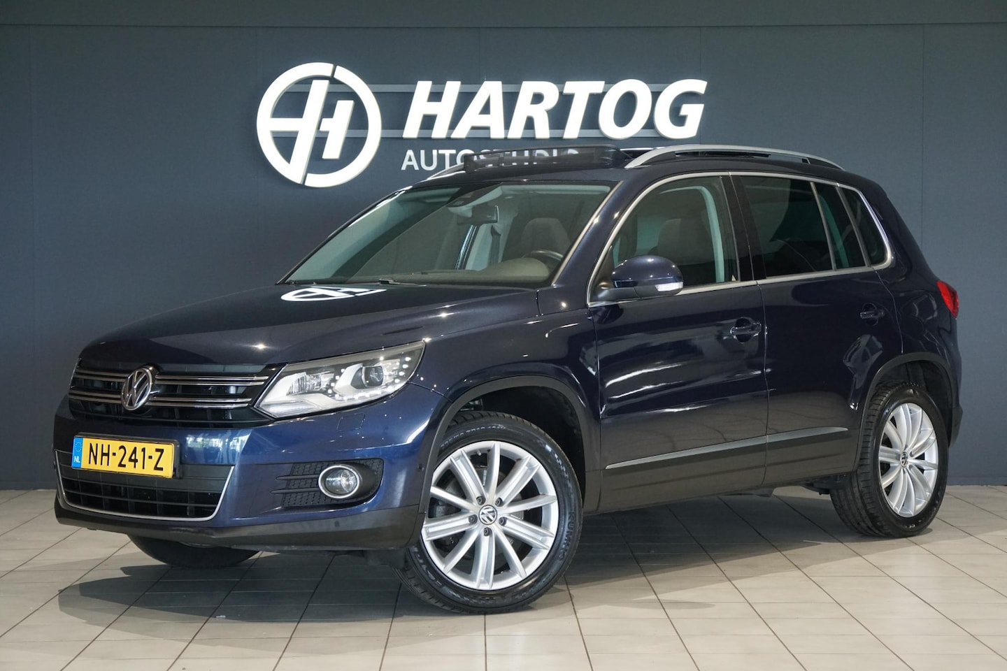 Volkswagen Tiguan - 2.0 TDI Sport&Style 4Motion 180PK AUT. + PANORAMA / TREKHAAK / STOELVERWARMING - AutoWereld.nl