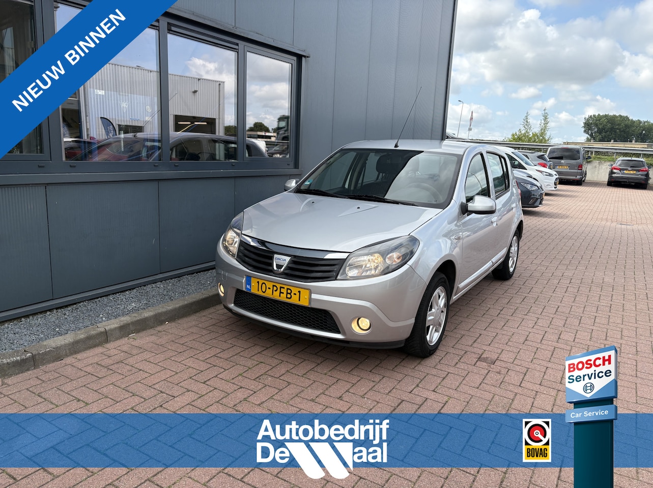 Dacia Sandero - 1.2 75pk Blackline 5-drs. AIRCO/TREKHAAK/15INCH - AutoWereld.nl