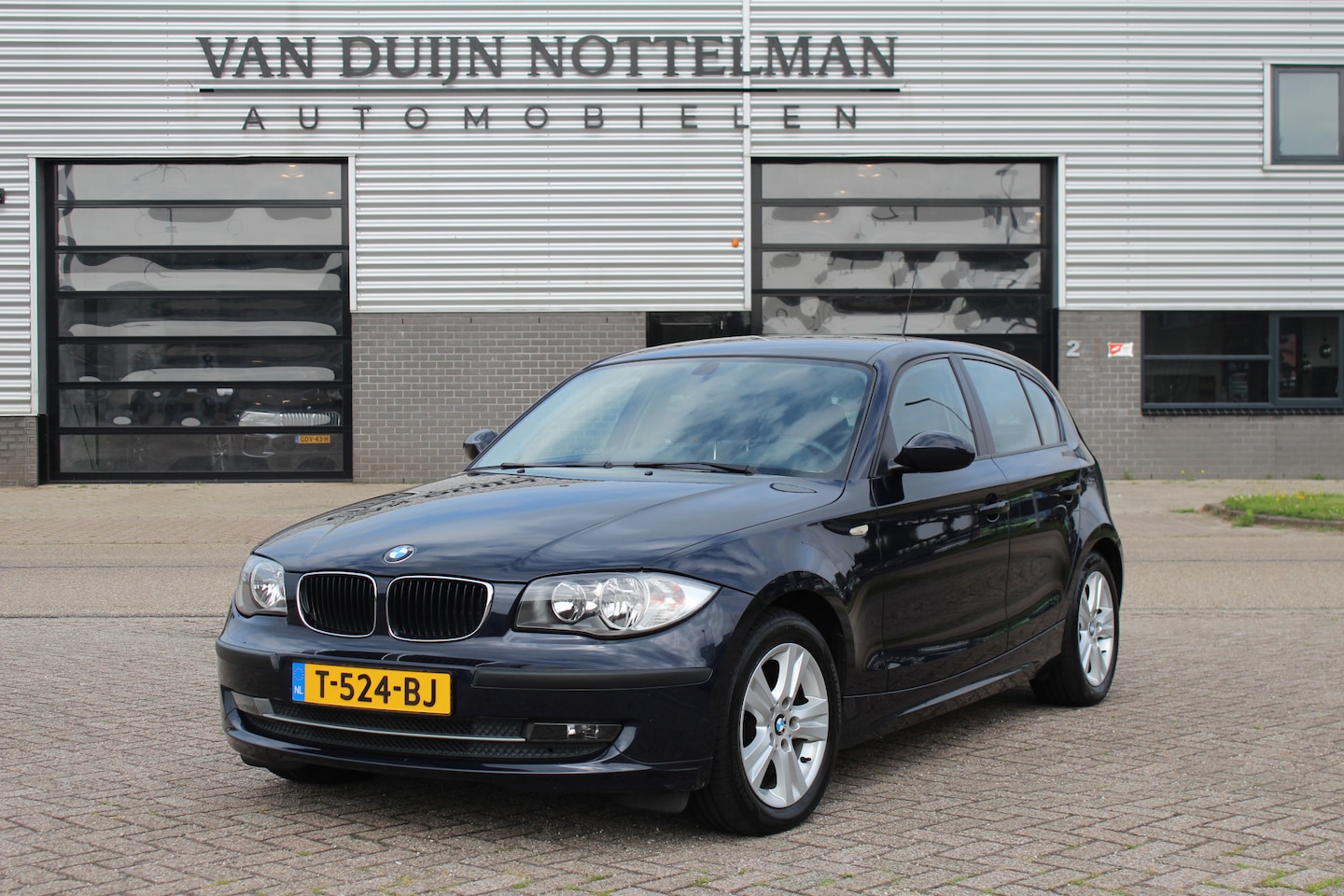 BMW 1-serie - 116i Business Line / Navigatie / Stoelverwarming - AutoWereld.nl
