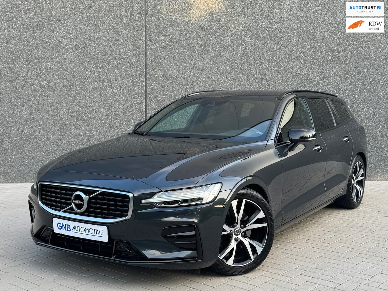 Volvo V60 - 2.0 T4 R-Design | Dodehoek assist | Carplay | Autopilot | Memory stoel | Lane assist | Tre - AutoWereld.nl