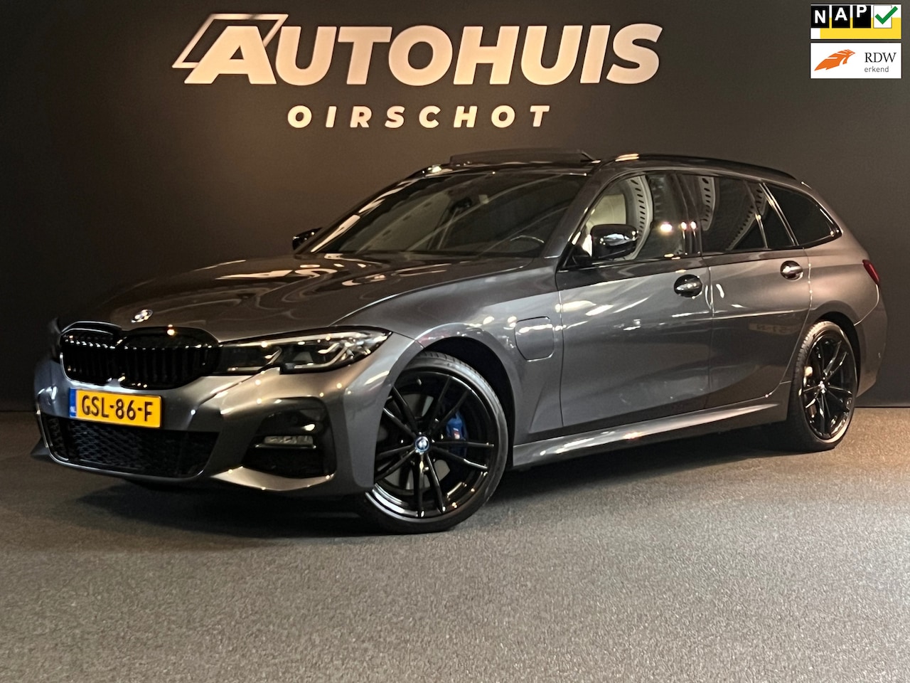 BMW 3-serie Touring - 330e High Executive Edition M Pano/ Lederen M stoelen/ M Sport remmen/ Laser/19" - AutoWereld.nl