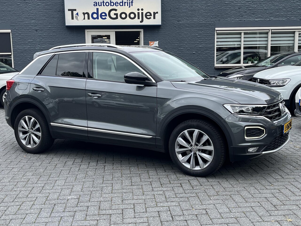 Volkswagen T-Roc - 1.5 TSi DSG Sport | NAV. | CAMERA | TREKHAAK | STOELVERW. | - AutoWereld.nl