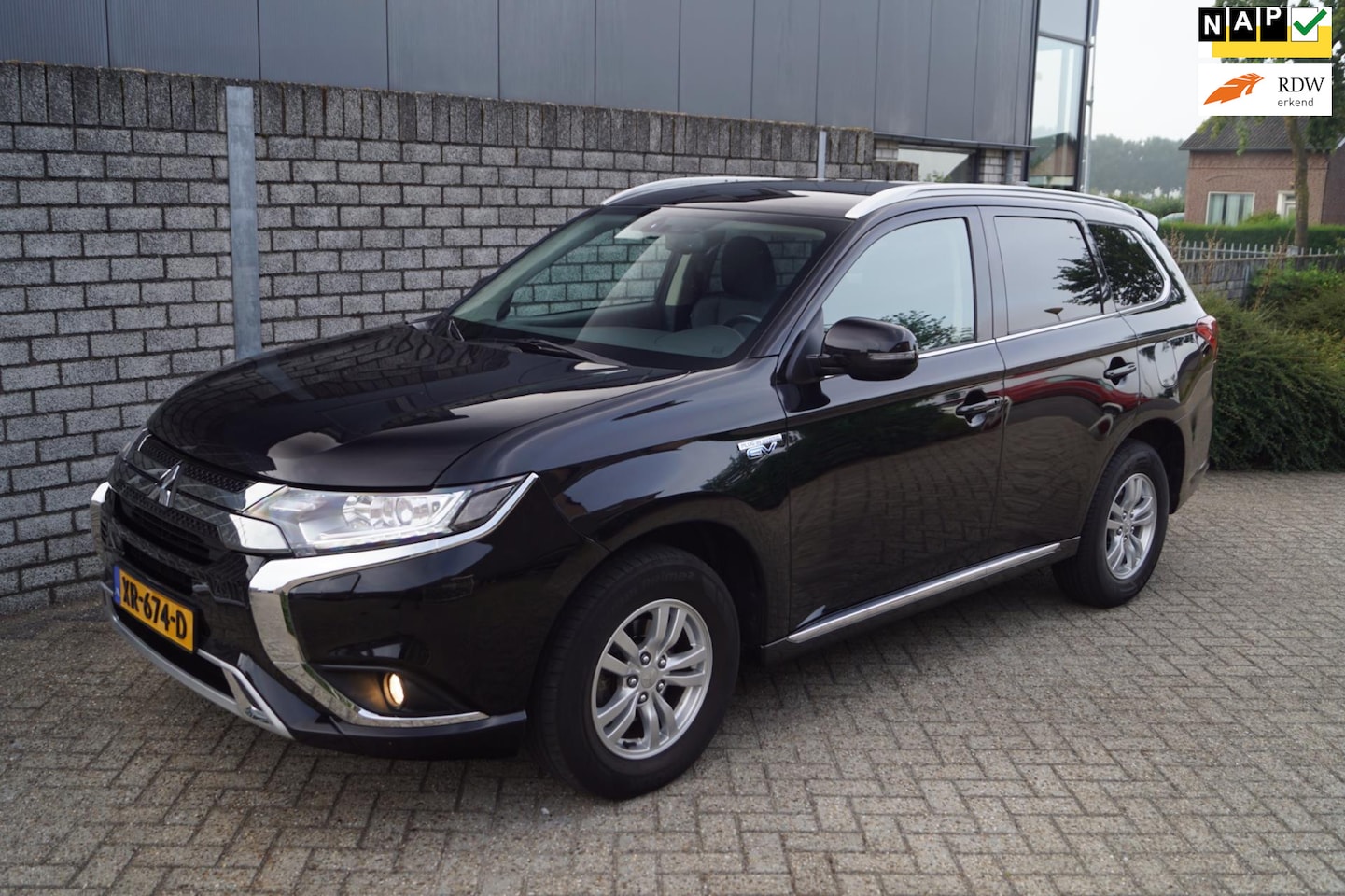 Mitsubishi Outlander - 2.4 PHEV Pure 4WD Automaat Leder/Alcantara Navi Camera Apple Carplay Clima Cruise Keyless - AutoWereld.nl