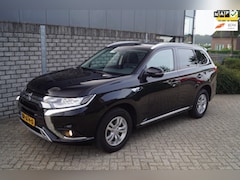 Mitsubishi Outlander - 2.4 PHEV Pure 4WD Automaat Leder/Alcantara Navi Camera Apple Carplay Clima Cruise Keyless