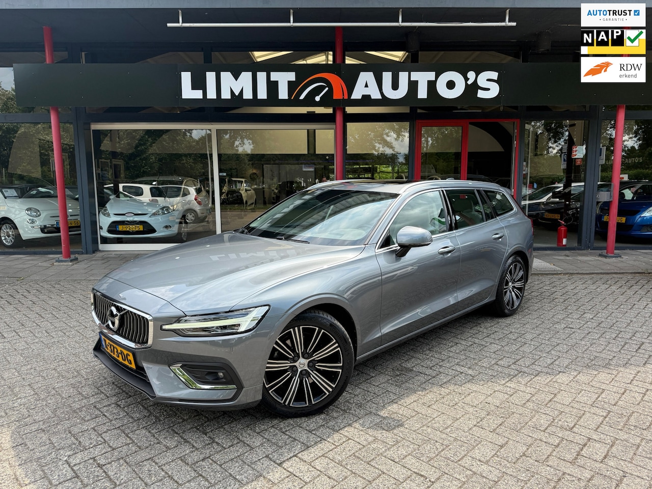 Volvo V60 - 2.0 B3 R-Design/Aut/Carplay/Pano/Camera/Leer/Ad.Cruise/Trekhaak/Apk - AutoWereld.nl
