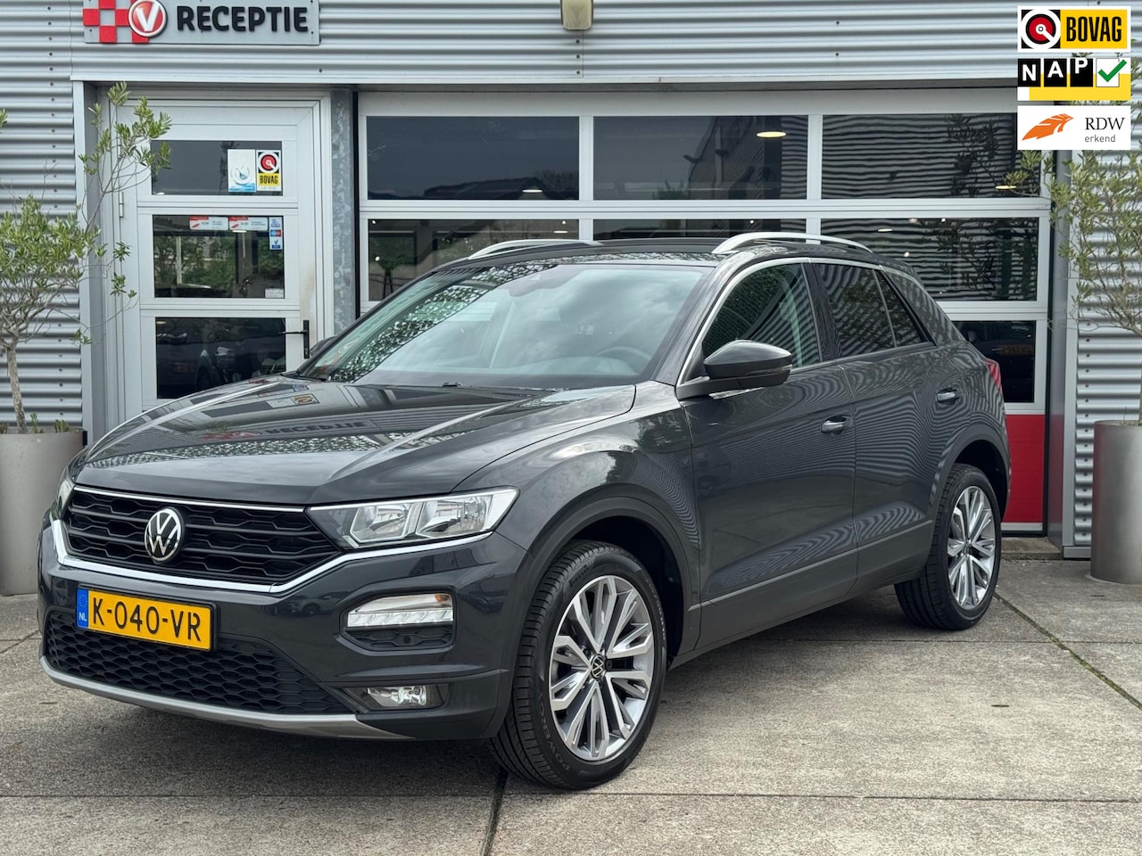 Volkswagen T-Roc - 1.5 TSI Style Business Aut / A.Cam / Carplay / Elekt-Klep / Stoel Verw / Org-Ned - AutoWereld.nl