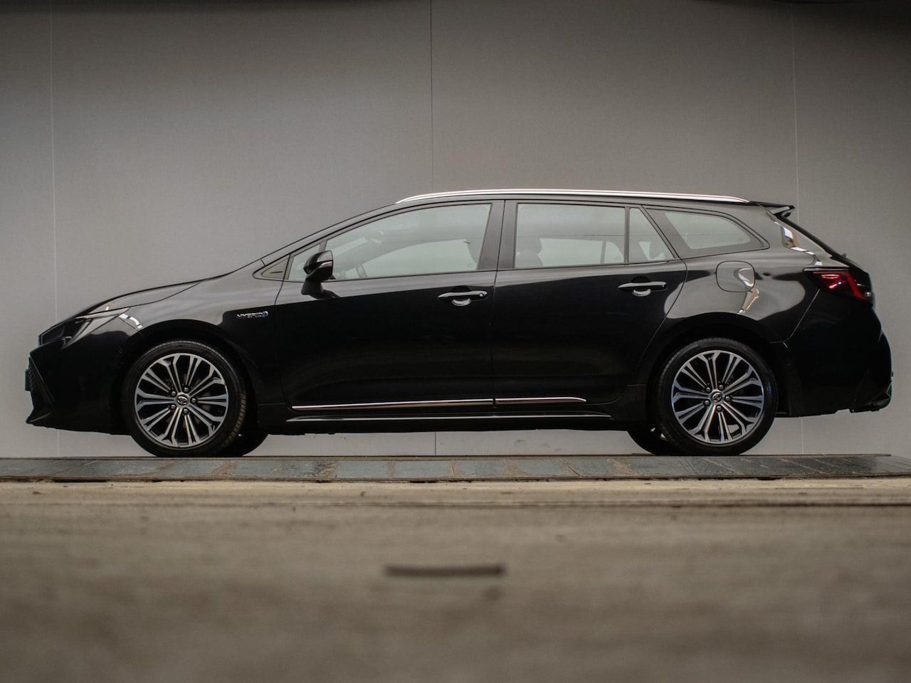 Toyota Corolla Touring Sports - 1.8 Hybrid Style (APPLE CARPLAY,HEAD-UP,NAVI,LED,XENON,STOELVERWARMING,CAMERA,SPORTSTOELEN - AutoWereld.nl