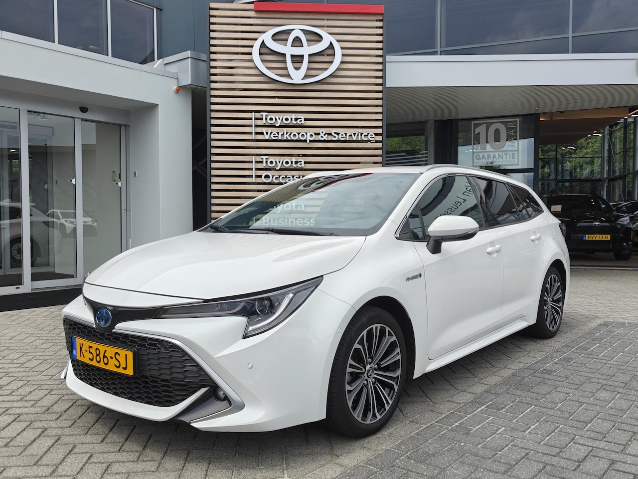 Toyota Corolla Touring Sports - 1.8 HYBRID EXECUTIVE HEAD-UP NAVI STOELVERW KEYLESS APPLE/ANDROID PARK-SENSOREN DRAADLOOS- - AutoWereld.nl