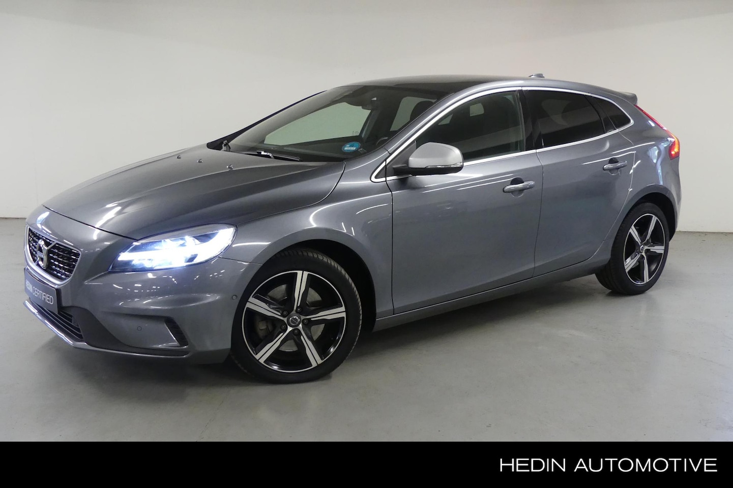 Volvo V40 - 1.5 T3 Polar+ Sport | Automaat | R-Design | Panoramadak | Premium Audio by Harman Kardon | - AutoWereld.nl